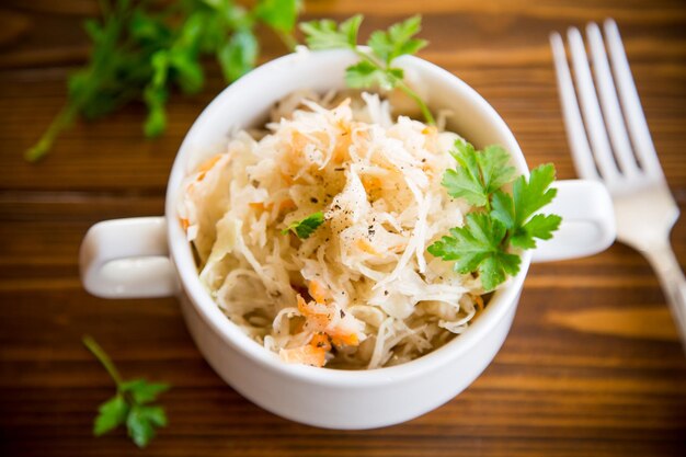 choucroute aux carottes et épices dans un bol sur une table en bois