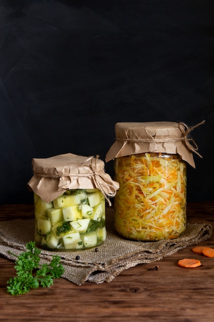 Choucroute et courgettes fermentées dans les banques