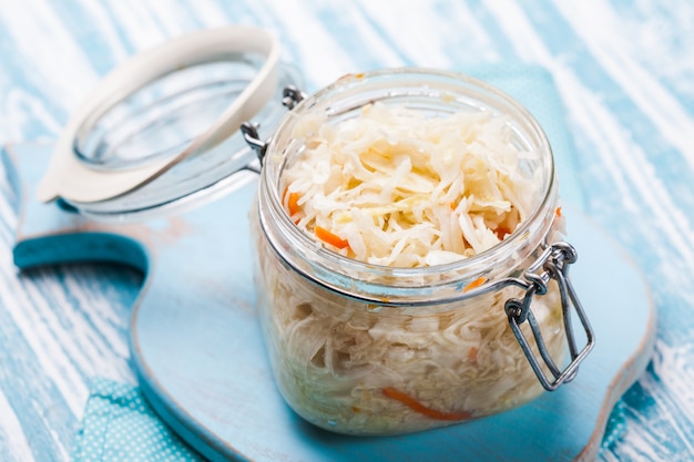 Choucroute dans un bocal en verre sur la table