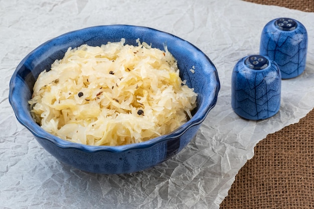 Choucroute dans un bol bleu Choucroute fraîche et saine