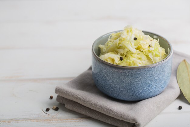 Choucroute dans un bol bleu sur une table en bois