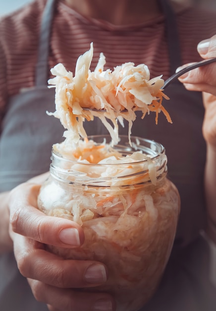 Choucroute sur une fourchette et sur un bocal en verre