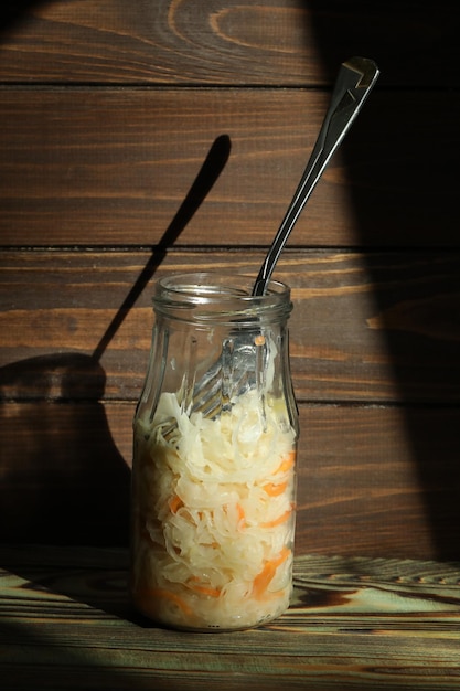 choucroute avec des ingrédients sur fond de bois