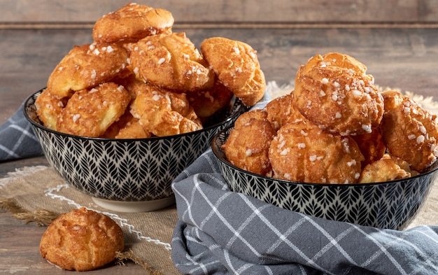 Chouquette, pâte à choux français sur la table en bois