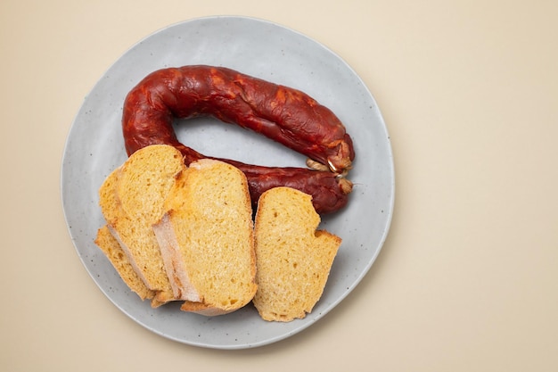 Chourico de saucisses fumées portugaises typiques avec du pain de maïs