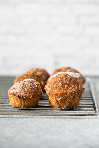 Choux au sucre à la cannelle pour le petit-déjeuner.