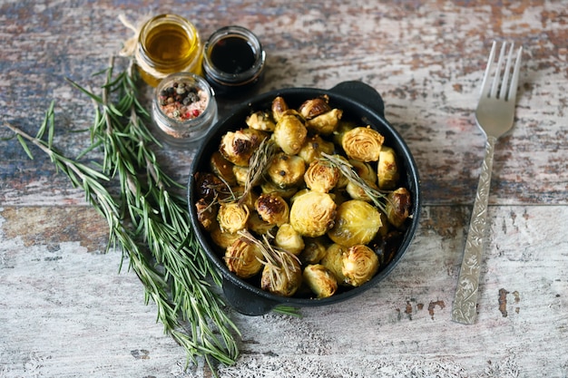 Choux de Bruxelles au four au romarin et aux épices. Poêle à frire avec des choux de Bruxelles au four.