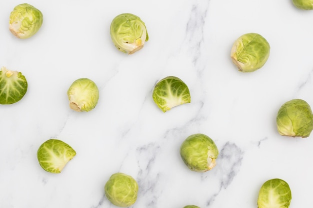 Choux de bruxelles crus frais sur un fond de marbre