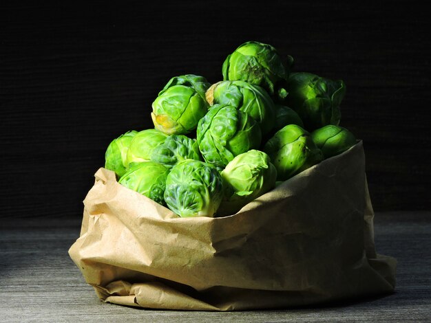 Choux de Bruxelles dans un sac en papier.