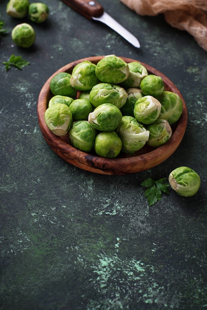 Choux de Bruxelles sur fond de béton vert