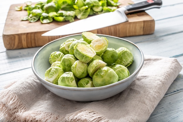 Choux de Bruxelles frais dans un bol sur la table de la cuisine.