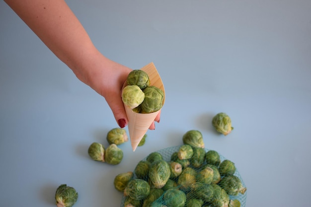 Choux de Bruxelles frais et savoureux sur fond bleu.