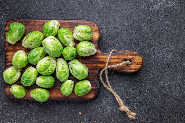 Choux de Bruxelles légumes crus verts repas sains snack alimentation sur la table copie espace alimentaire