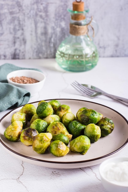 Choux de Bruxelles rôtis sur une assiette sur la table Régime végétarien Vue verticale