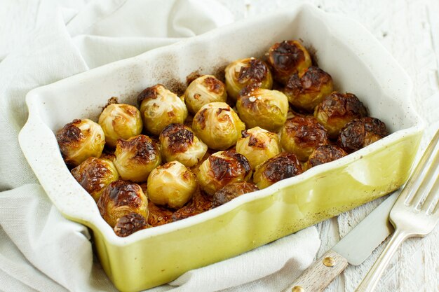 Choux de Bruxelles rôtis dans une petite casserole du four