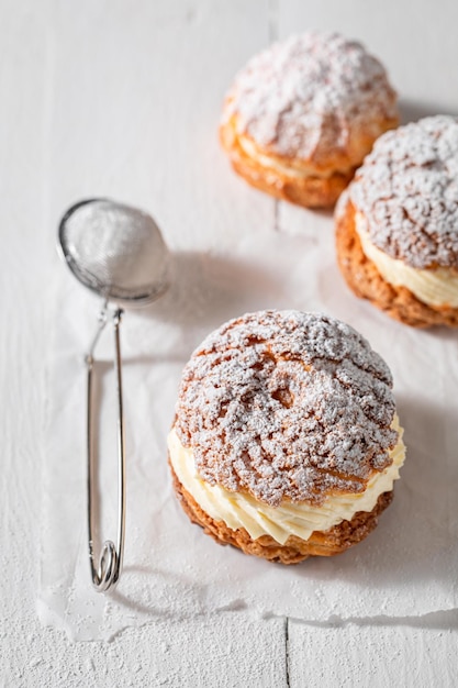 Choux à la crème sucrés à base de crème vanille et de sucre