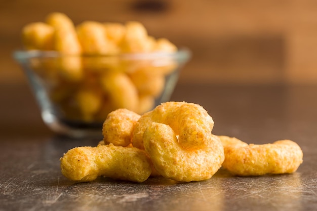 Photo choux croustillants aux arachides sur la table de la cuisine