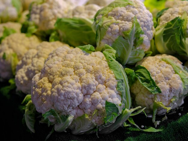 Choux-fleurs frais au marché