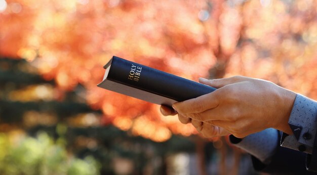 Un chrétien qui répand l'évangile en livrant l'automne laisse l'automne et la Bible