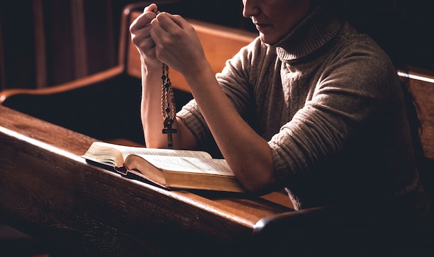 Chrétienne priant à l'église.