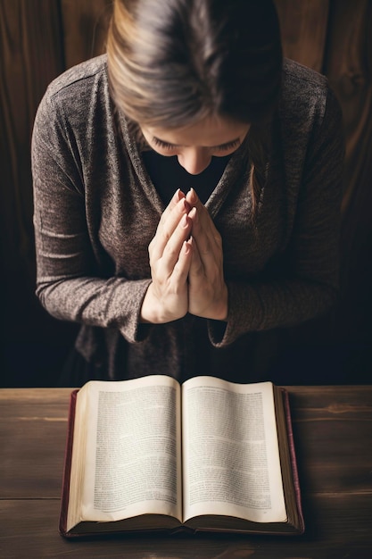 Photo une chrétienne qui prie et lit la bible