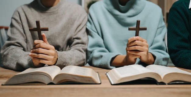 Les chrétiens sont des congrégations joignent les mains pour prier et chercher les bénédictions de Dieu