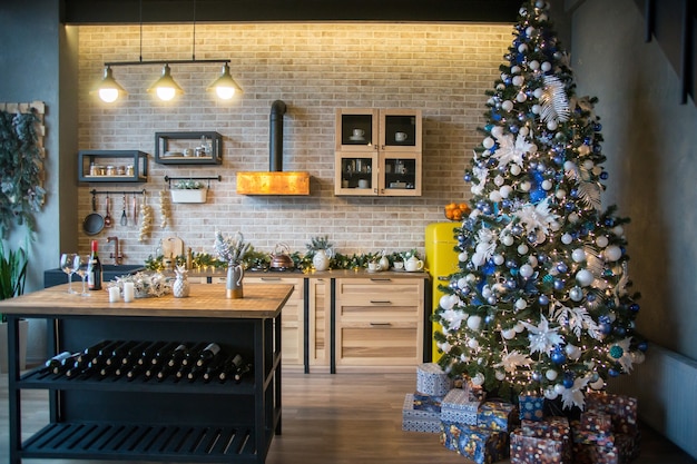 Chrismas intérieur d'une cuisine, arbre de Noël dans la cuisine, décoration