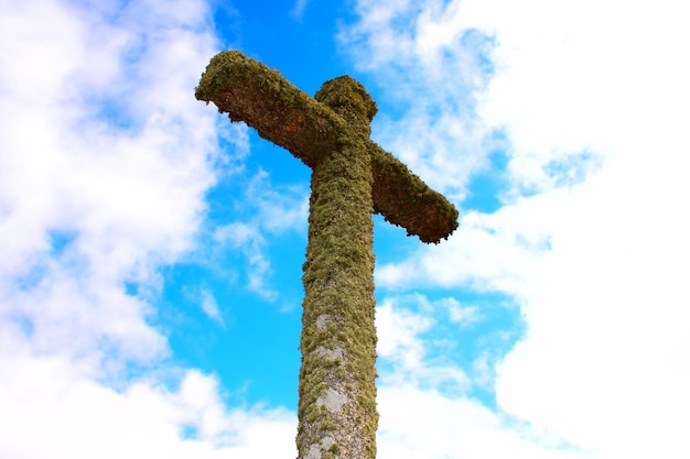 Christianisme croix sur fond de ciel avec des nuages