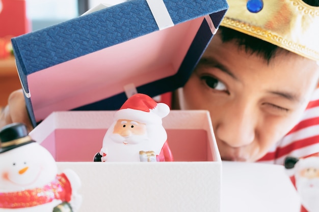 Christmas Little Boy avec des ornements décoratifs et des cadeaux de Noël