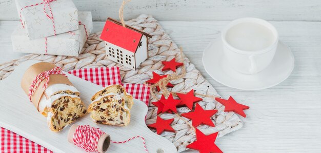 Christmas Stollen tranché sur une planche de bois avec bâton de cannelle et étoiles d'anis