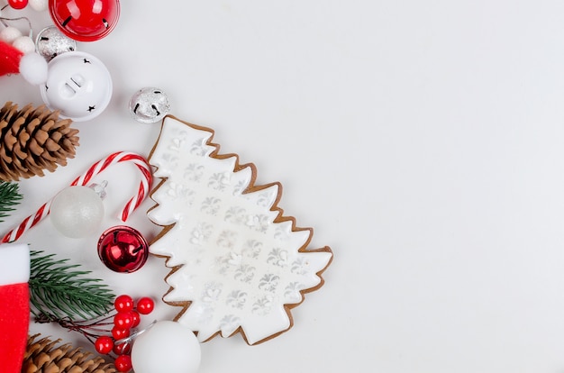 Christmason avec des biscuits de pain d'épice, des cadeaux, des jouets de Noël