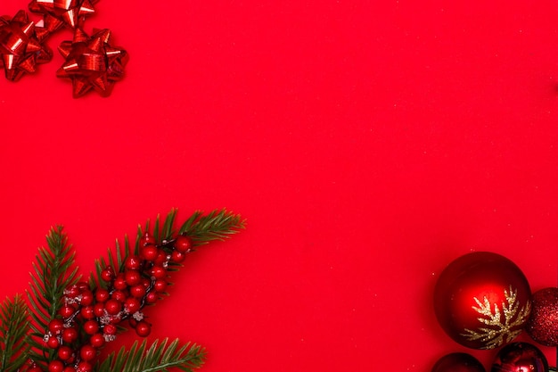 Christmass flatlay jouets d'arbre de Noël et branche d'épinette