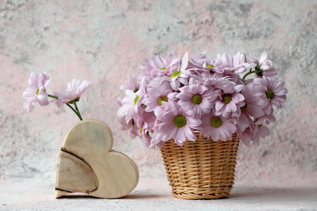 Chrysanthème dans le panier et les coeurs