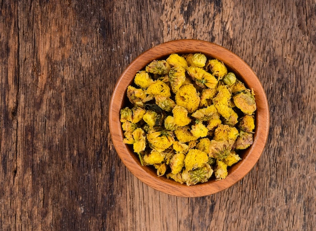 Chrysanthème sec dans un bol en bois