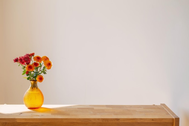 Chrysanthèmes dans un vase en verre sur fond blanc