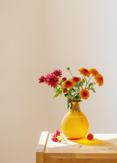 Chrysanthèmes dans un vase en verre sur fond blanc