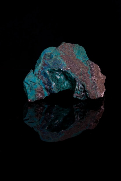 Photo chrysocolla céleste d'origine chilienne sur fond noir