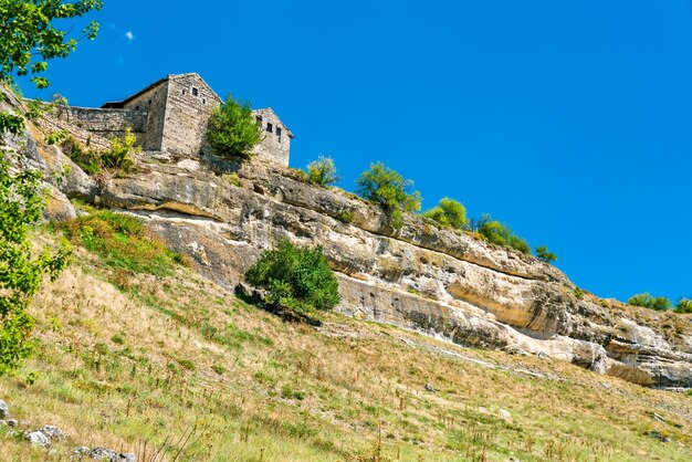 Photo chufutkale une ville-forteresse médiévale en ruines dans les montagnes de crimée en europe