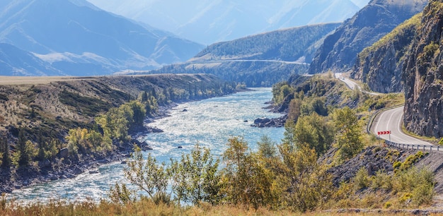 Chuisky tract une autoroute dans les montagnes de l'Altaï matin de la rivière Katun