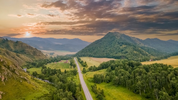 Chuisky tract La plus belle route de Russie Vue imprenable beau ciel Montagnes de l'Altaï