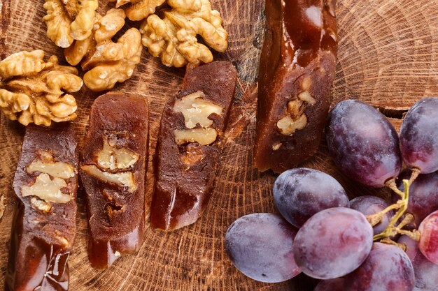 Churchkhela, dessert national géorgien à base de jus de raisin et de noix, composition sur une table en bois