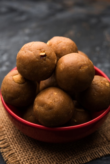 Churma Ladoo, atta laddoo, laddu de farine de blé à base de ghee et de jaggery ou de sucre. mise au point sélective