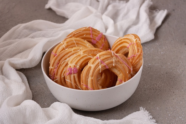 Churos de dessert espagnol dans une assiette blanche