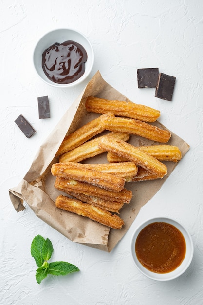 Churros au caramel, cuisine espagnole traditionnelle, sur blanc