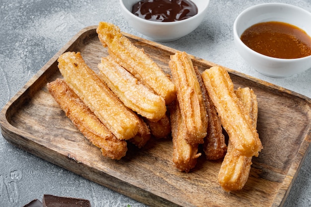 Churros au caramel, cuisine espagnole traditionnelle, sur fond gris