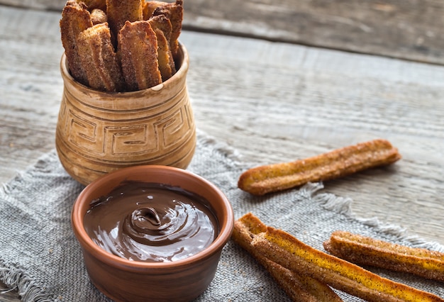 Churros - célèbre dessert espagnol avec sauce au chocolat