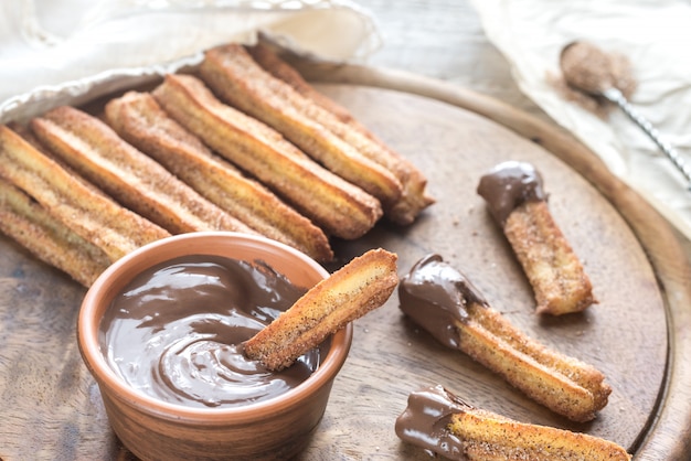 Churros - célèbre dessert espagnol avec sauce au chocolat