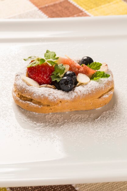 churros de citrouille frits frais aux fruits rouges sur assiette.