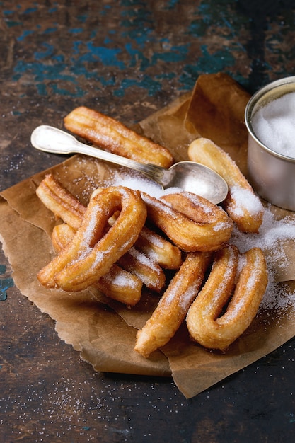 Churros espagnols traditionnels avec du sucre