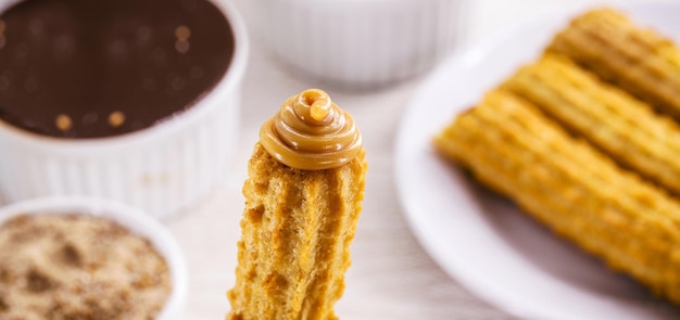 Churros frits typiques du Brésil, du Mexique et d'Espagne Saupoudrés d'une couche de sucre ou de cannelle fourrés de chocolat ou de dulce de leche